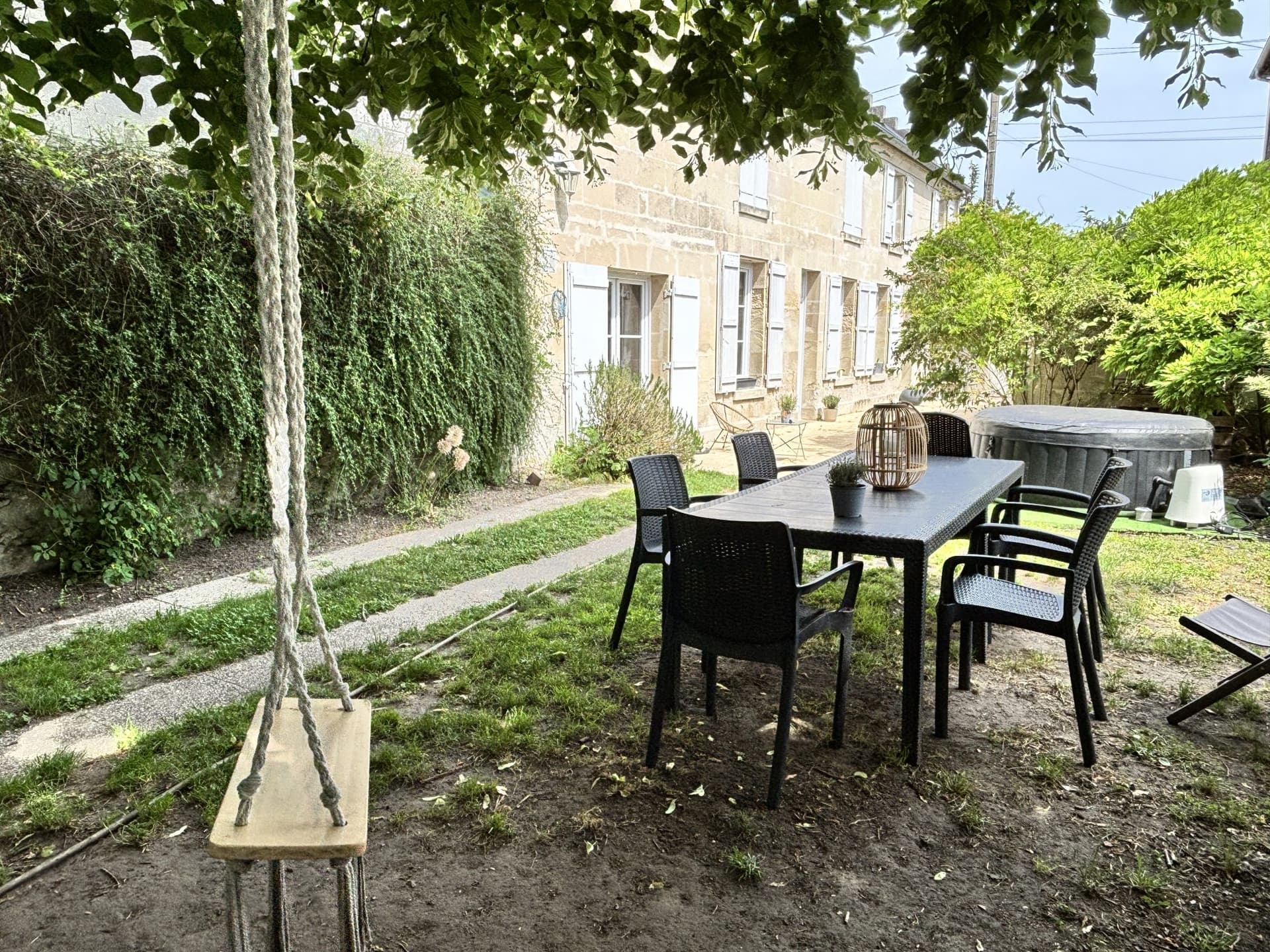 Maison en pierre à proximité des commerces