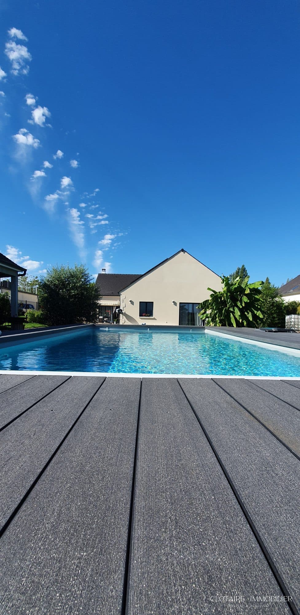 Maison contemporaine, spacieuse, avec piscine